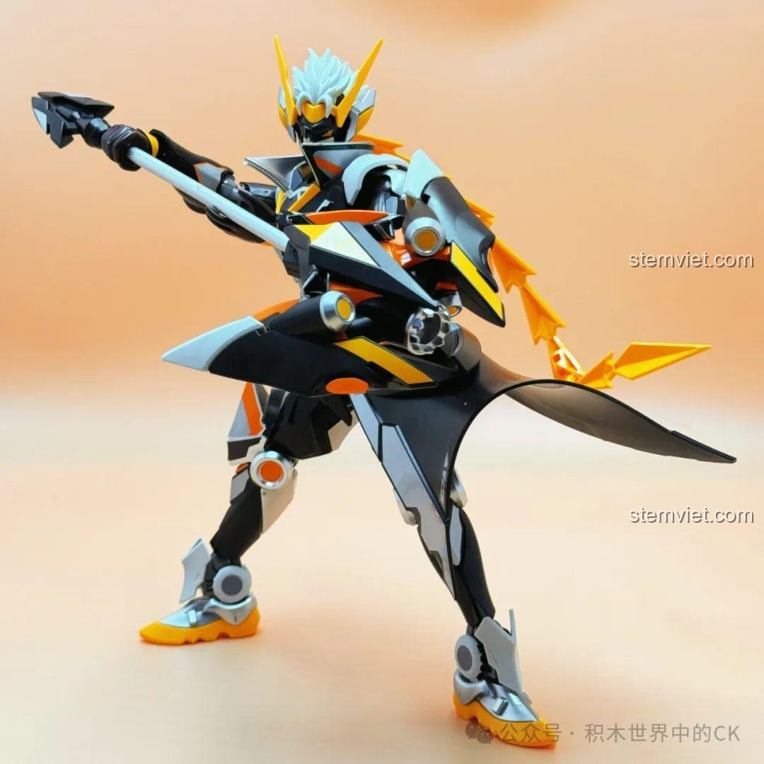 Mô hình Tôn Sách Mạt Nhật Cơ Giáp Keeppley 78012 trong tư thế chiến đấu linh hoạt, cầm rìu chiến.