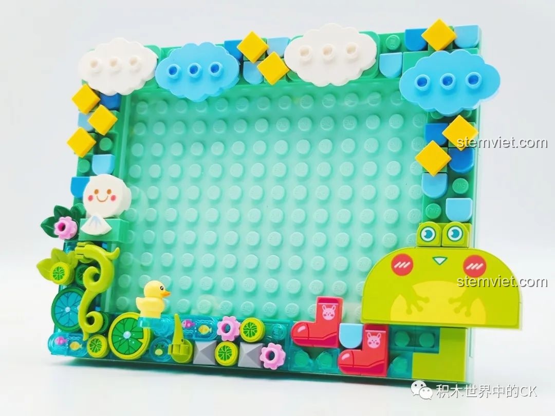 Quá trình lắp ráp khung ảnh Khung Ảnh Lắp Ráp Nghệ Thuật Sky Story 36011-1 chủ đề Mưa, với các mảnh ghép màu xanh lá và xanh dương.