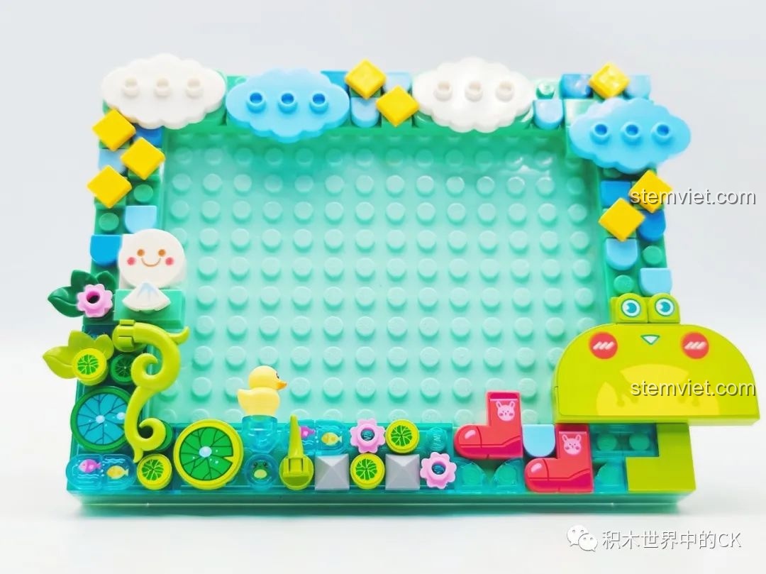 Khung ảnh lắp ráp Khung Ảnh Lắp Ráp Nghệ Thuật Sky Story 36011-1 chủ đề Mưa đã hoàn thiện, với các chi tiết đám mây, ếch, vịt.