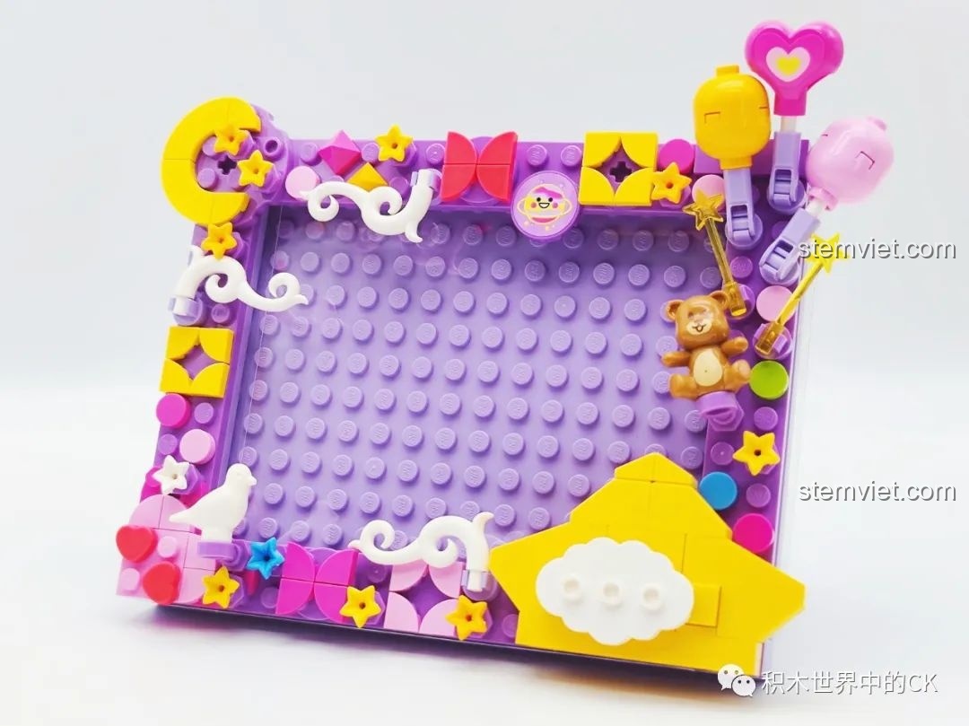 Khung ảnh lắp ráp Khung Ảnh Lắp Ráp Nghệ Thuật Sky Story 36011-3 chủ đề Sao Trăng đã hoàn thiện, với trăng, sao, gấu bông.