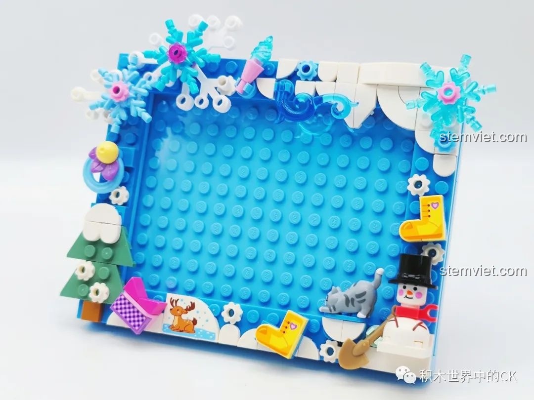 Khung ảnh lắp ráp Khung Ảnh Lắp Ráp Nghệ Thuật Sky Story 36011-4 chủ đề Tuyết Rơi đã hoàn thiện, với bông tuyết, cây thông, người tuyết.