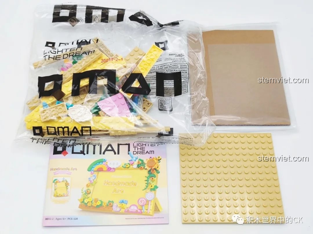 Bên trong hộp đồ chơi lắp ráp Khung Ảnh Lắp Ráp Nghệ Thuật Sky Story 36011-2 chủ đề Cầu Vồng, gồm túi mảnh ghép, đế và sách hướng dẫn.