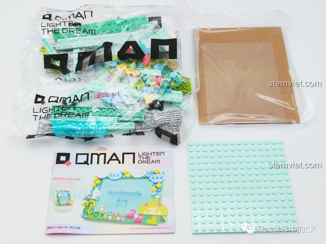 Bên trong hộp đồ chơi lắp ráp Khung Ảnh Lắp Ráp Nghệ Thuật Sky Story 36011-1 chủ đề Mưa, gồm túi mảnh ghép, đế và sách hướng dẫn.