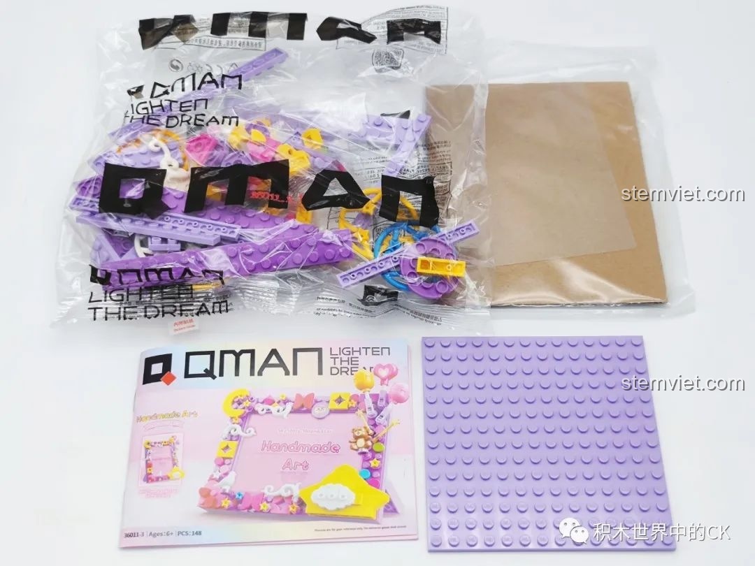 Bên trong hộp đồ chơi lắp ráp Khung Ảnh Lắp Ráp Nghệ Thuật Sky Story 36011-3 chủ đề Sao Trăng, gồm túi mảnh ghép, đế và sách hướng dẫn.