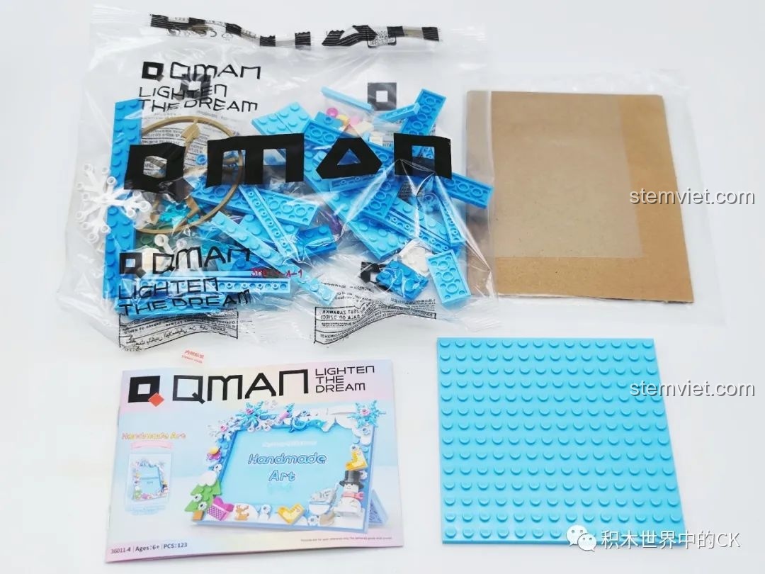 Bên trong hộp đồ chơi lắp ráp Khung Ảnh Lắp Ráp Nghệ Thuật Sky Story 36011-4 chủ đề Tuyết Rơi, gồm túi mảnh ghép, đế và sách hướng dẫn.