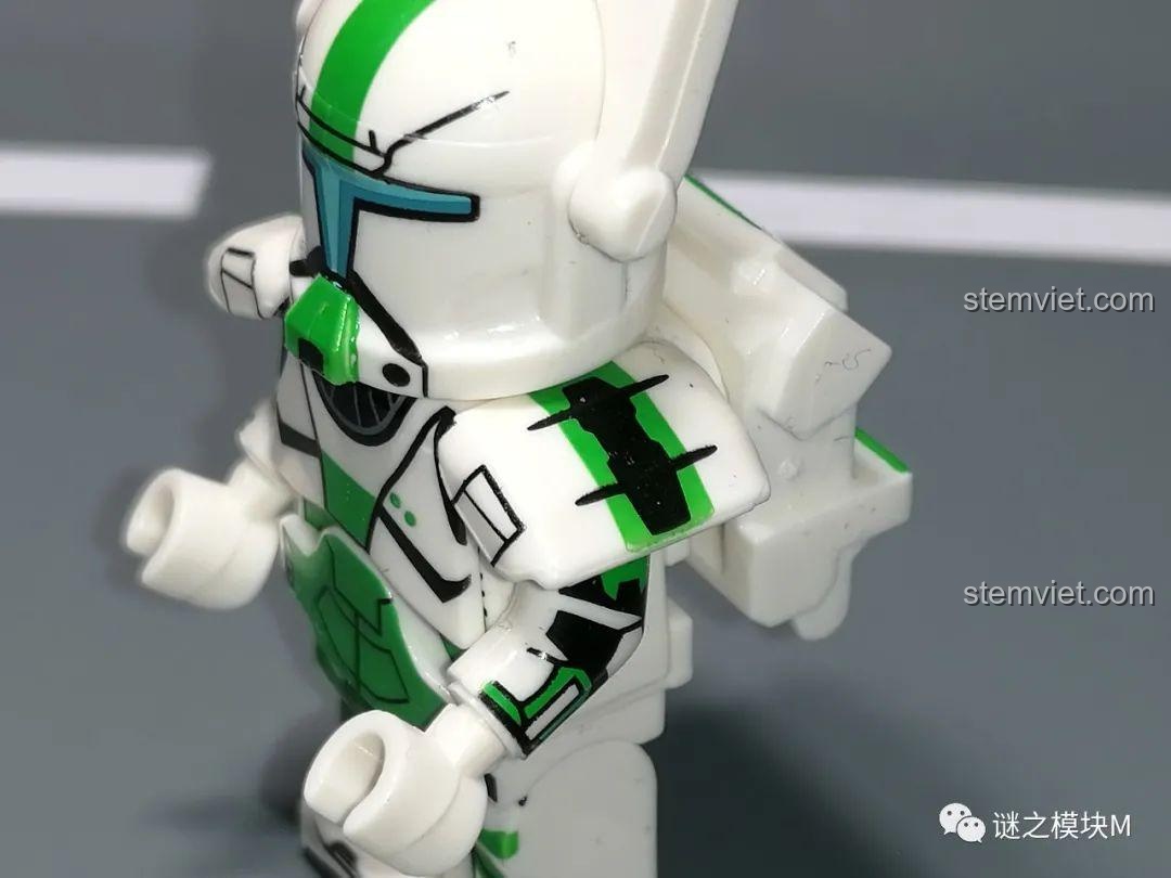Góc nghiêng của minifigure Fixer XP-378, cho thấy chi tiết in trên giáp vai và mũ.