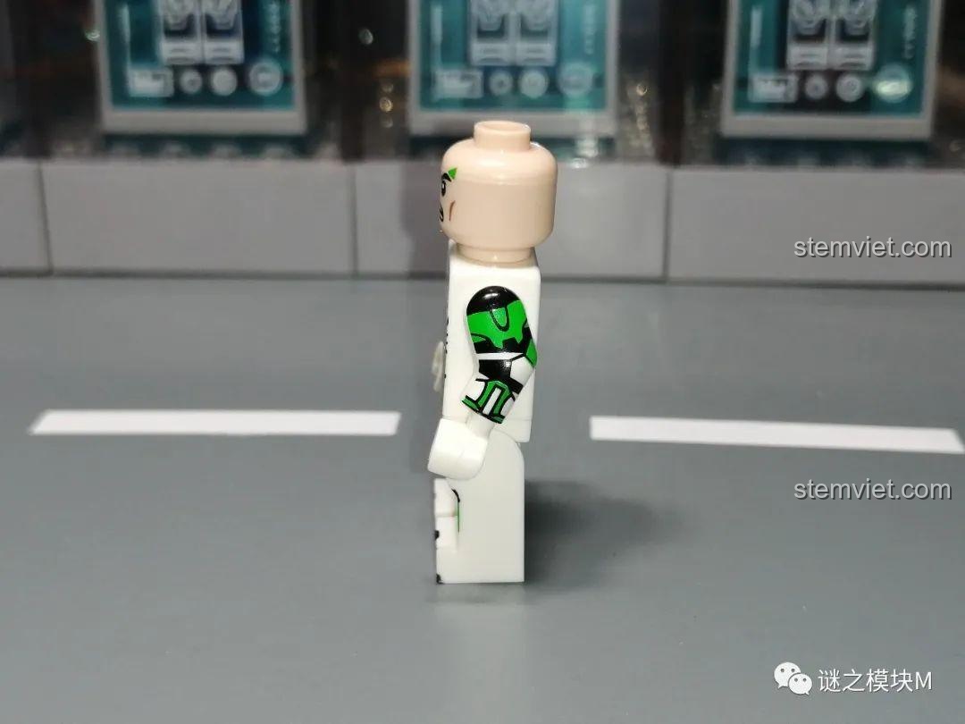 Chi tiết in bên hông cánh tay của minifigure Fixer XP-378 với tông màu xanh lá.