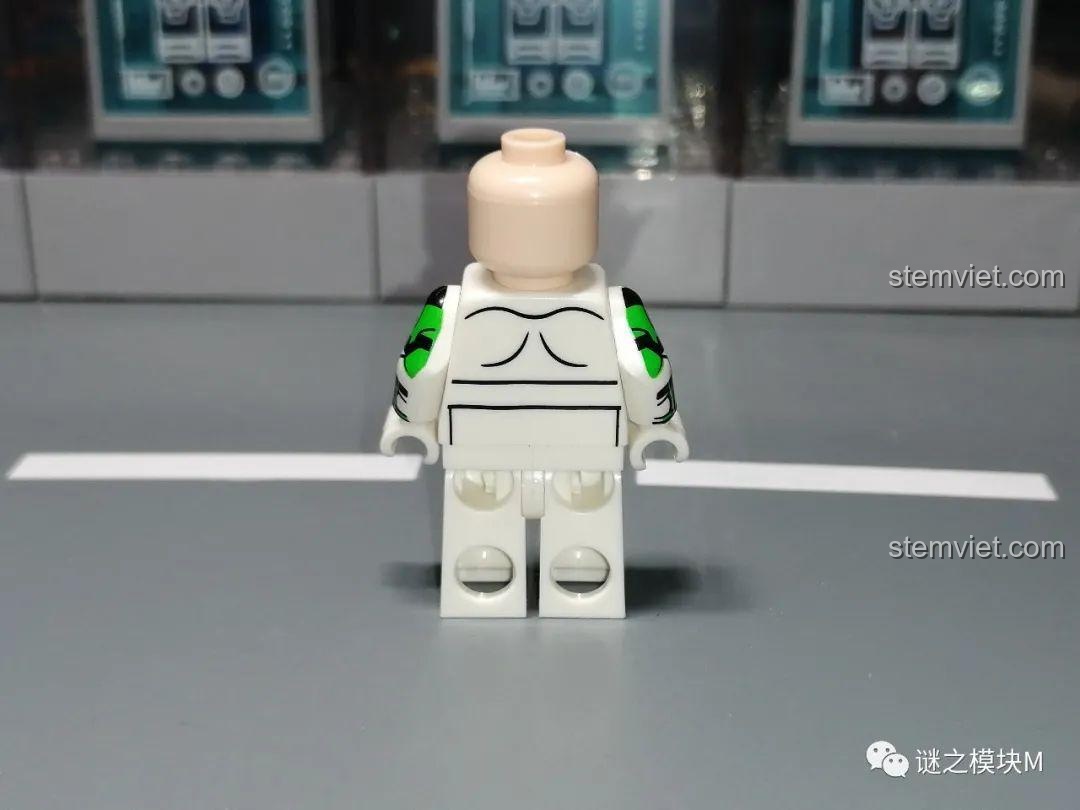 Mặt sau phần thân của minifigure Fixer XP-378, có các đường nét in đơn giản.