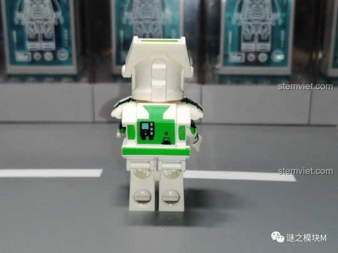 Mặt sau của minifigure Fixer XP-378 với ba lô có họa tiết màn hình điều khiển màu xanh lá.