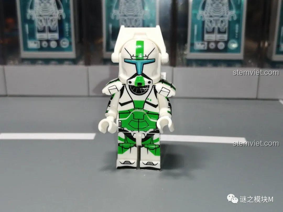 Chi tiết mặt trước của minifigure Fixer XP-378, tập trung vào họa tiết màu xanh lá trên mũ và giáp.