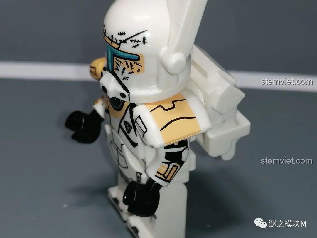 Góc nghiêng của minifigure Gregor XP-375, tập trung vào chi tiết in trên giáp vai và mũ bảo hiểm.