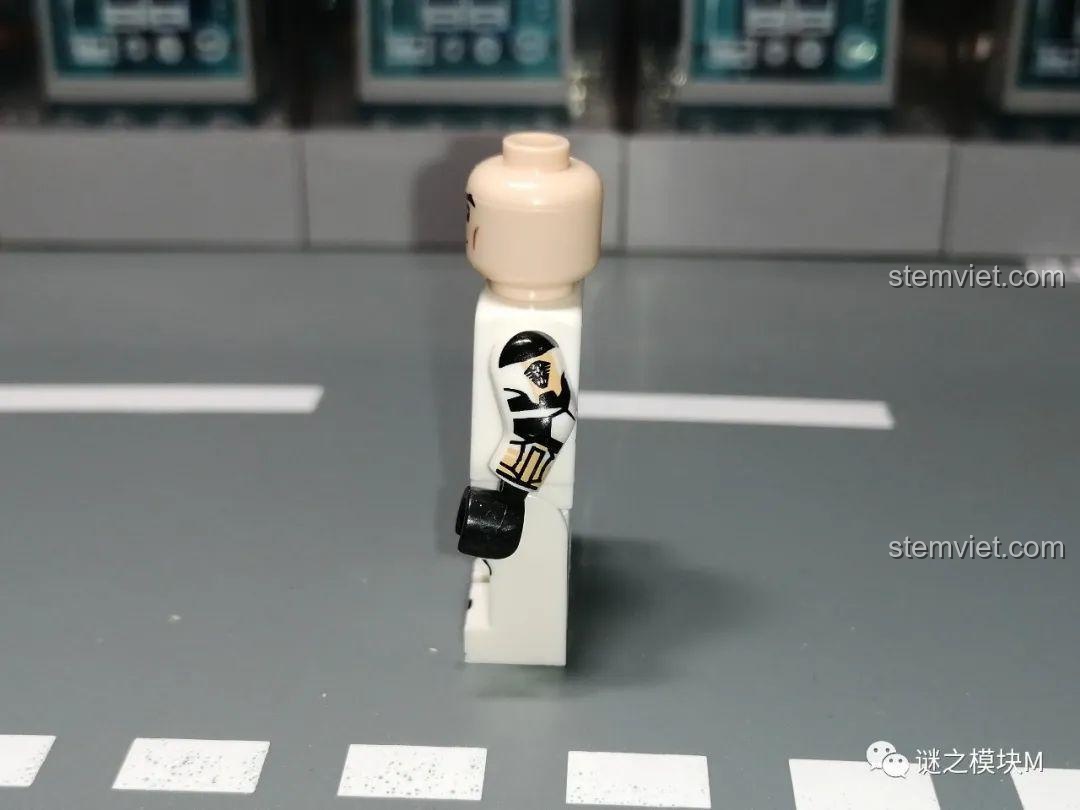 Chi tiết in bên hông cánh tay của minifigure Gregor XP-375, cho thấy sự đầu tư vào thiết kế.