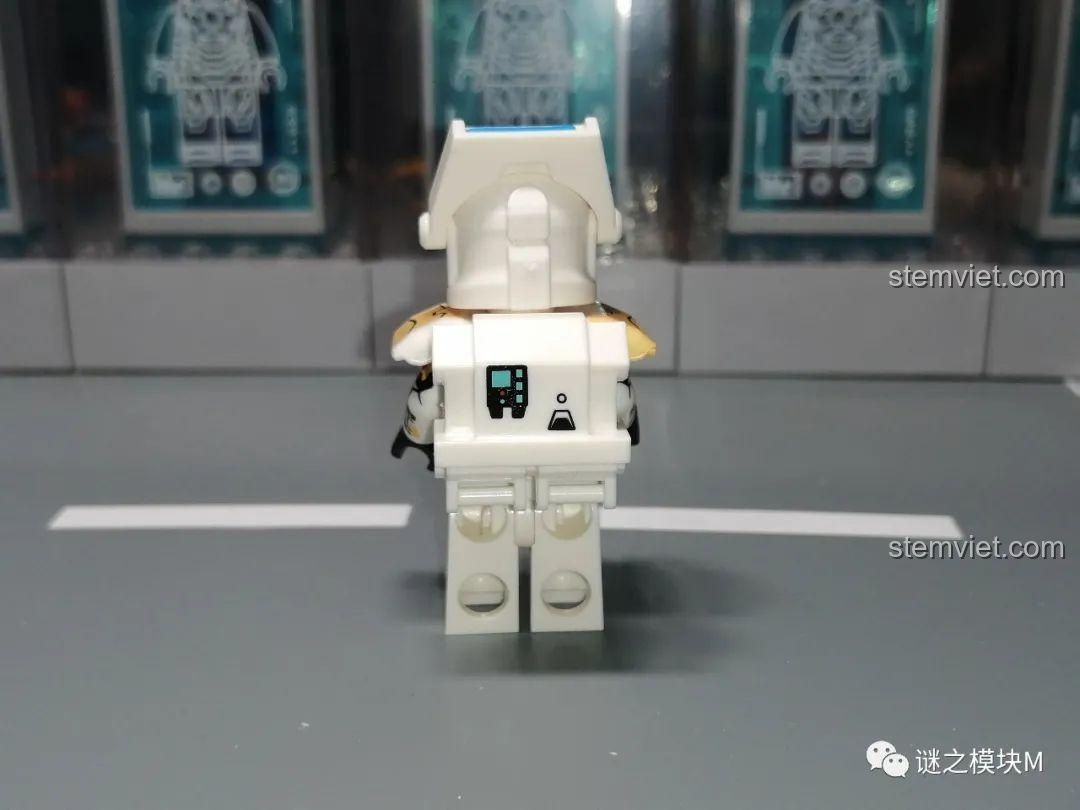 Mặt sau của minifigure Gregor XP-375 với ba lô chuyên dụng, có các chi tiết in kỹ thuật.