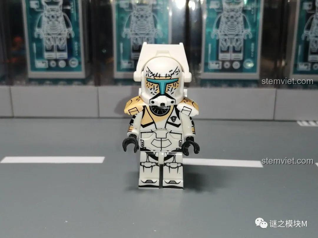 Chi tiết mặt trước của minifigure Gregor XP-375, cho thấy các họa tiết in sắc nét trên mũ và giáp.