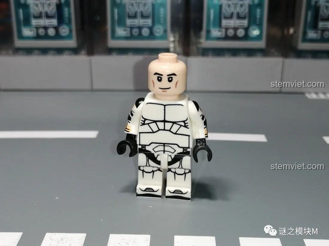 Minifigure Gregor XP-375 sau khi đã tháo mũ và giáp, để lộ phần thân in chi tiết.