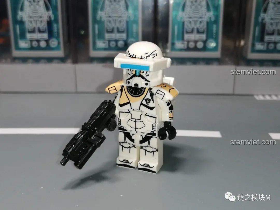 Cận cảnh minifigure Gregor XP-375 trong bộ Koruit KT1049 với đầy đủ trang bị, vũ khí và kính ngắm.