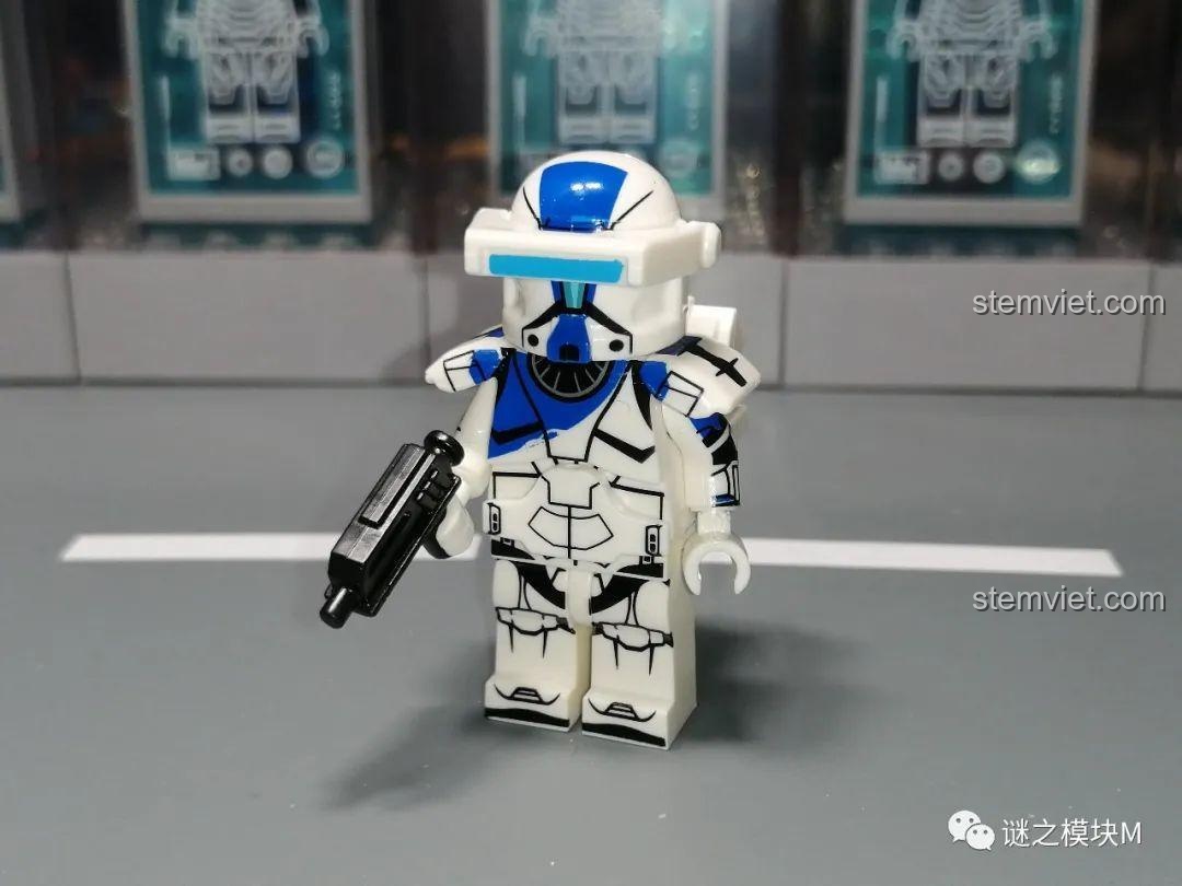 Cận cảnh minifigure Niner XP-376 trong bộ Koruit KT1049 với bộ giáp màu xanh dương và kính ngắm.