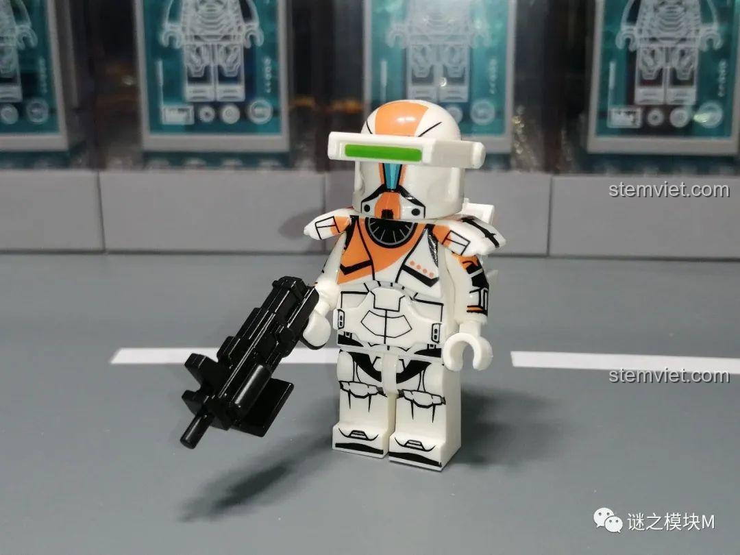 Cận cảnh minifigure RC-1138 'Boss' XP-377 trong bộ Koruit KT1049 với bộ giáp màu cam đặc trưng.