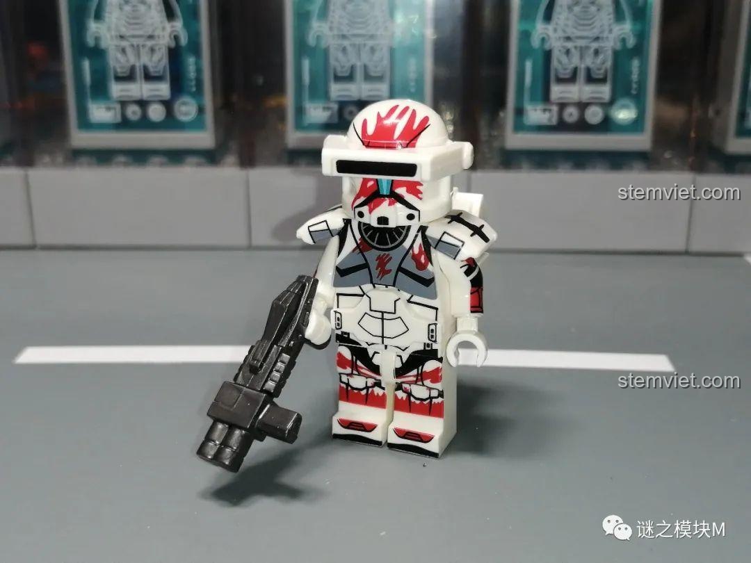 Cận cảnh minifigure Sev XP-380 trong bộ Koruit KT1049 với bộ giáp màu đỏ và họa tiết lửa đặc trưng.