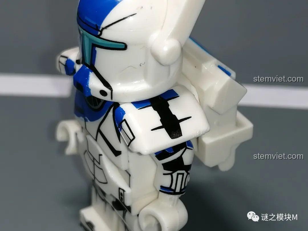 Góc nghiêng của minifigure Niner XP-376, tập trung vào chi tiết in trên giáp vai và mũ.