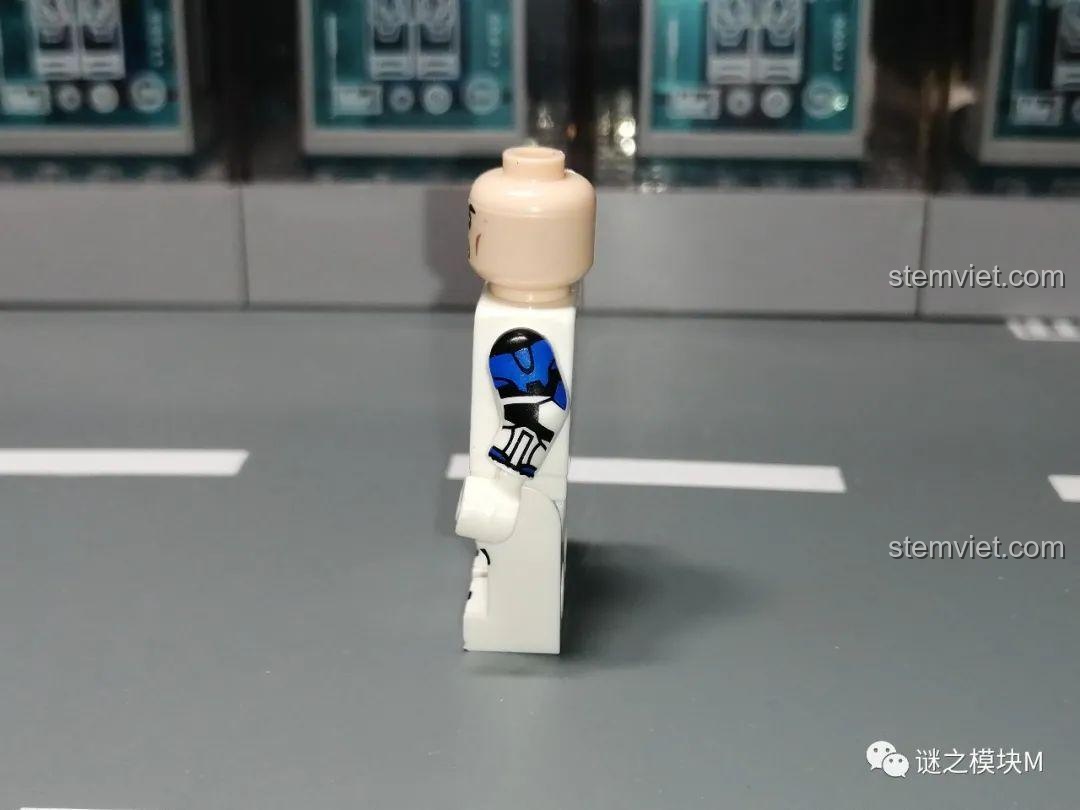Chi tiết in bên hông cánh tay của minifigure Niner XP-376 với tông màu xanh dương.