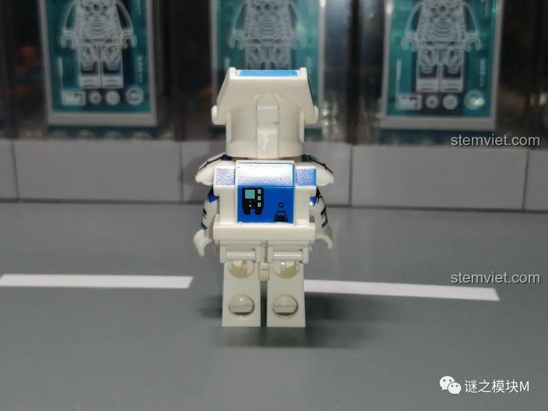 Mặt sau của minifigure Niner XP-376 với ba lô có họa tiết màn hình điều khiển màu xanh.