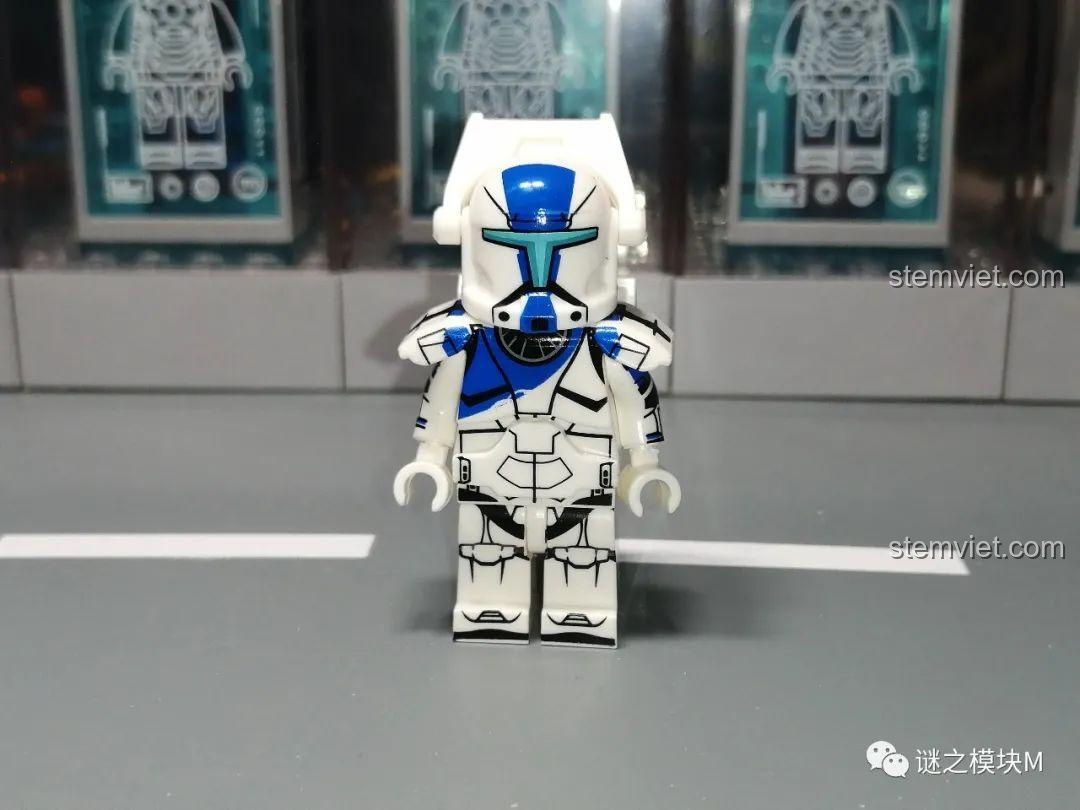 Chi tiết mặt trước của minifigure Niner XP-376, cho thấy các họa tiết in màu xanh dương trên mũ và giáp.