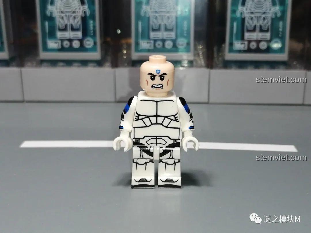 Minifigure Niner XP-376 sau khi tháo mũ, để lộ khuôn mặt lính clone và thân in chi tiết.