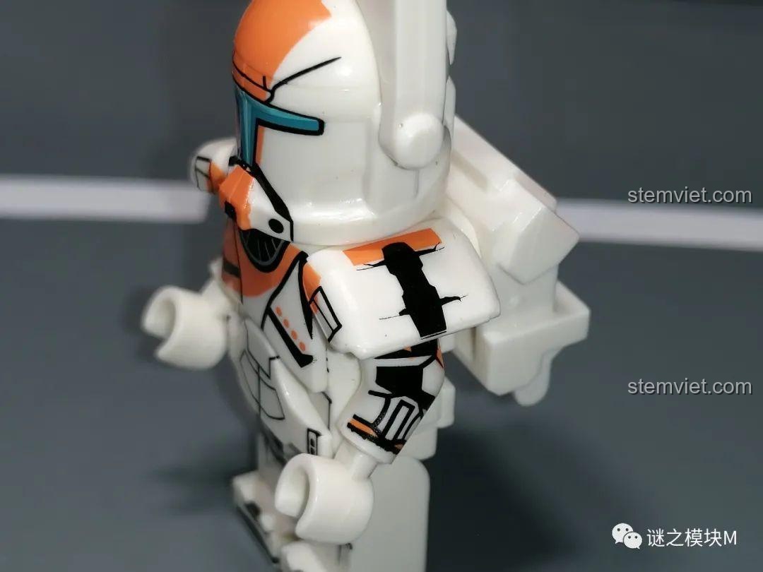Góc nghiêng của minifigure RC-1138 'Boss' XP-377, cho thấy chi tiết in trên giáp vai.