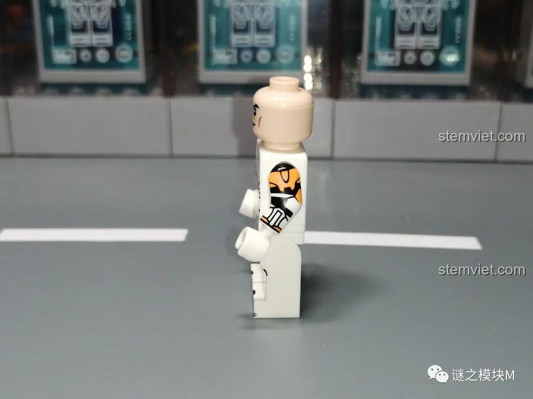 Chi tiết in bên hông cánh tay của minifigure RC-1138 'Boss' XP-377 với tông màu cam.