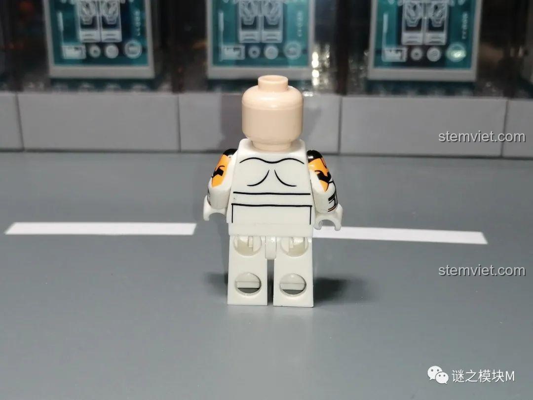 Mặt sau phần thân của minifigure RC-1138 'Boss' XP-377, có các đường nét in đơn giản.