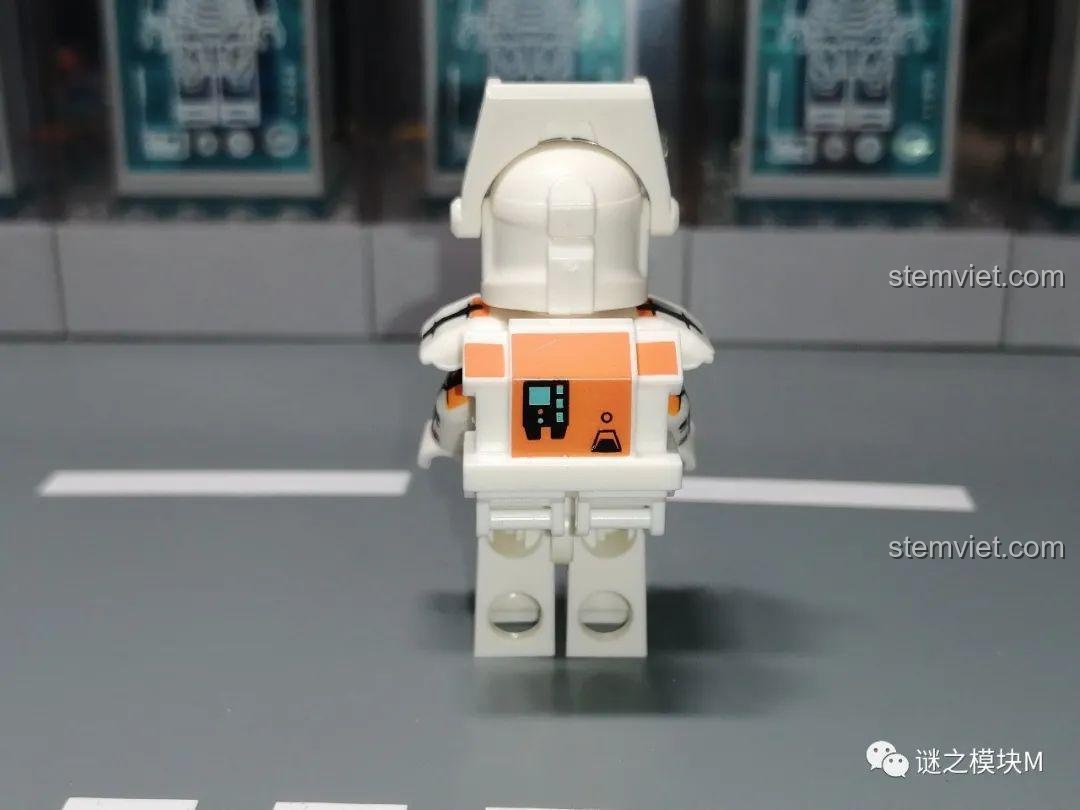 Mặt sau của minifigure RC-1138 'Boss' XP-377 với ba lô có họa tiết màu cam.