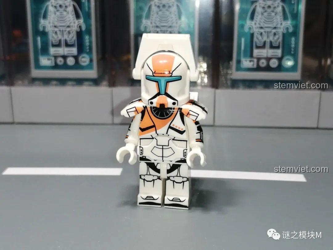Chi tiết mặt trước của minifigure RC-1138 'Boss' XP-377, tập trung vào họa tiết màu cam trên mũ và giáp.