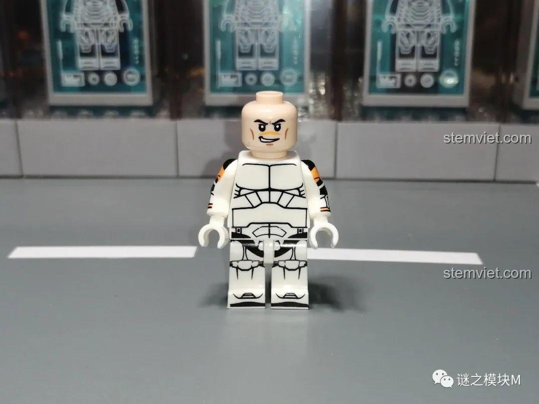 Minifigure RC-1138 'Boss' XP-377 sau khi tháo mũ, để lộ khuôn mặt lính clone.