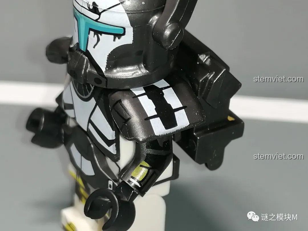 Góc nghiêng của minifigure Scorch XP-379, cho thấy chi tiết in trên giáp vai và mũ.