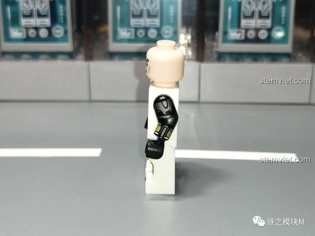 Chi tiết in bên hông cánh tay của minifigure Scorch XP-379 với tông màu vàng.
