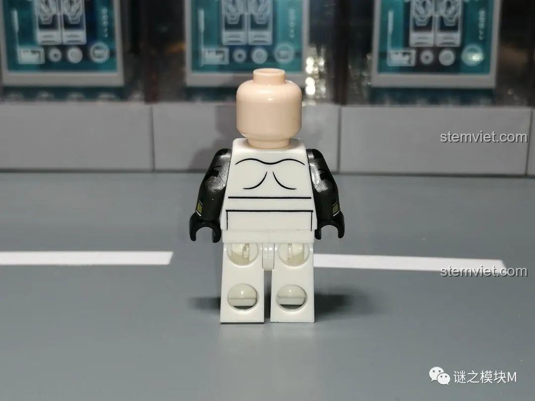 Mặt sau phần thân của minifigure Scorch XP-379, có các đường nét in đơn giản.