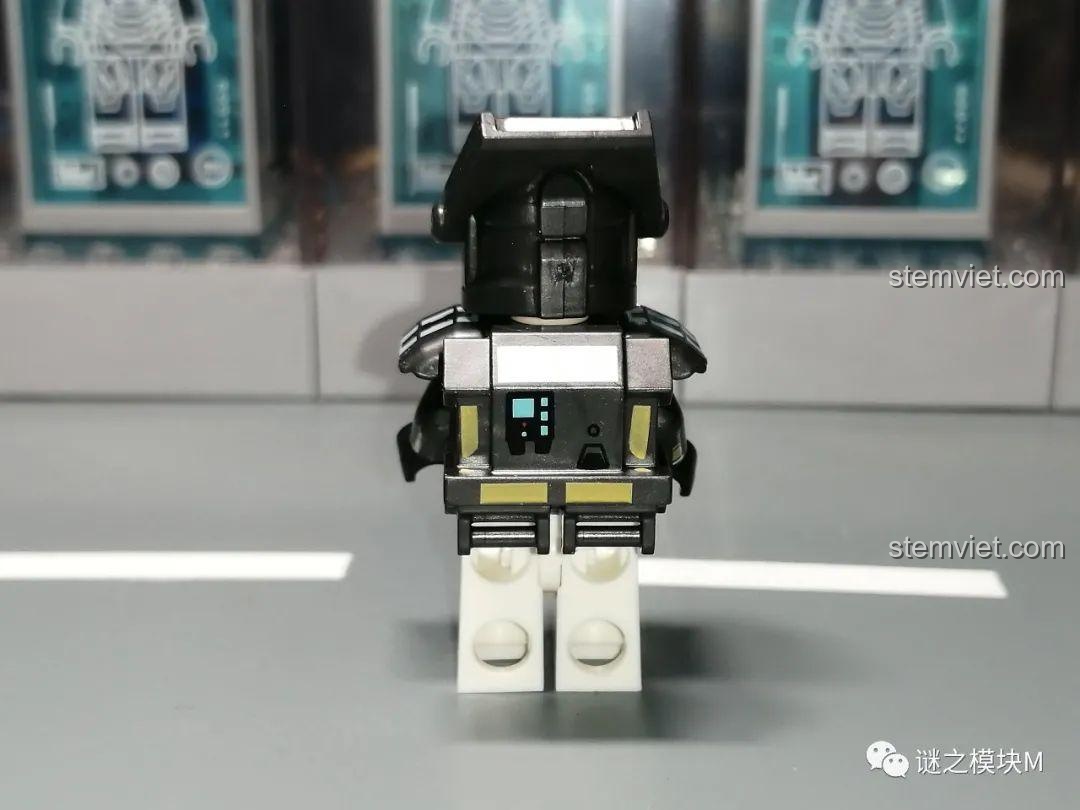 Mặt sau của minifigure Scorch XP-379 với ba lô có họa tiết màu vàng.