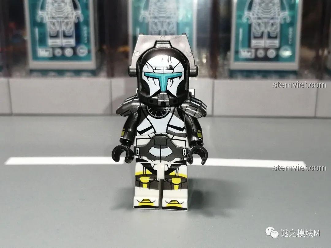 Chi tiết mặt trước của minifigure Scorch XP-379, tập trung vào họa tiết màu vàng trên mũ và giáp.