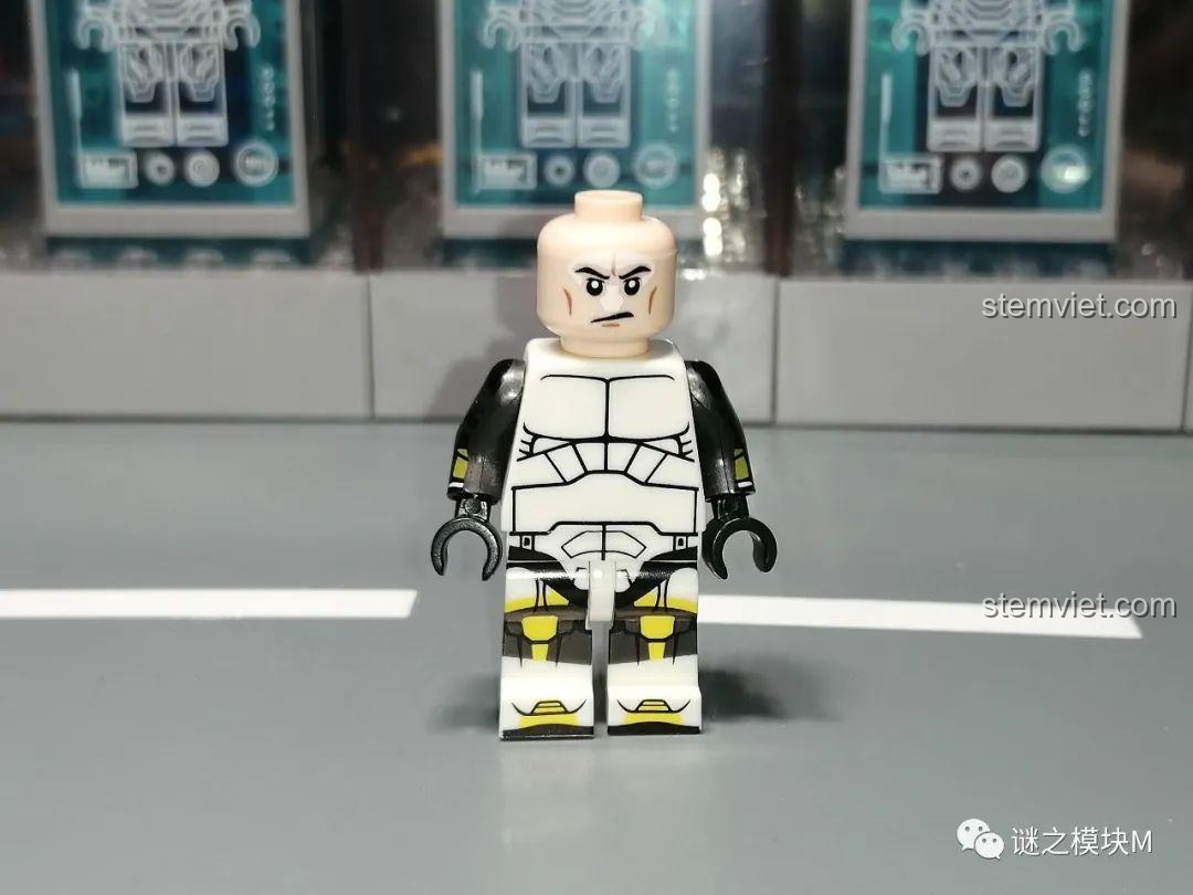 Minifigure Scorch XP-379 sau khi tháo mũ, để lộ khuôn mặt lính clone và thân in chi tiết.