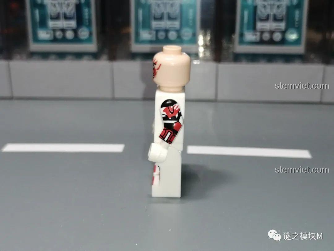 Chi tiết in bên hông cánh tay của minifigure Sev XP-380 với tông màu đỏ chủ đạo.