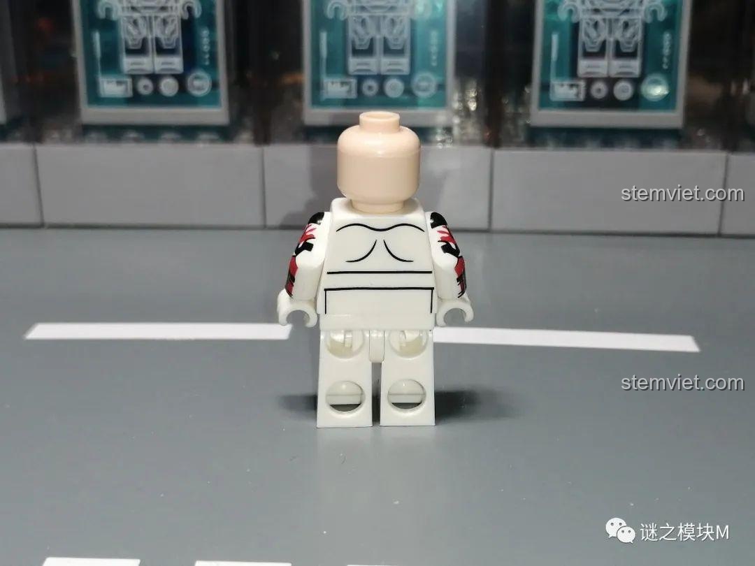 Mặt sau phần thân của minifigure Sev XP-380, cho thấy các đường nét in đơn giản.