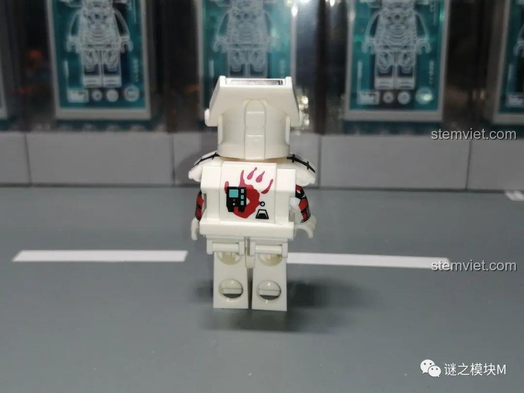 Mặt sau của minifigure Sev XP-380 với ba lô và họa tiết bàn tay lửa độc đáo.