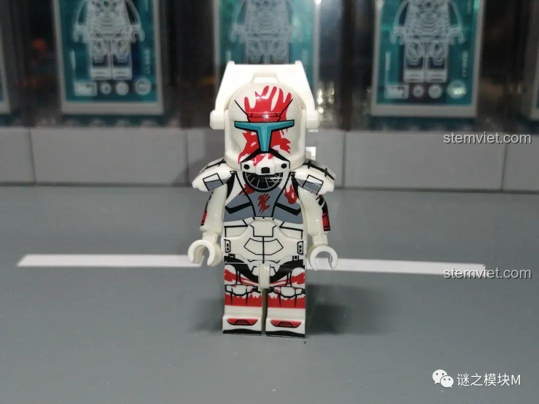 Chi tiết mặt trước của minifigure Sev XP-380, tập trung vào họa tiết lửa trên mũ và giáp ngực.