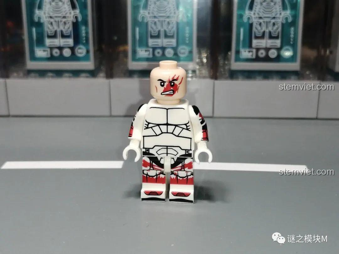 Minifigure Sev XP-380 sau khi tháo mũ, để lộ khuôn mặt có sẹo và thân in chi tiết.