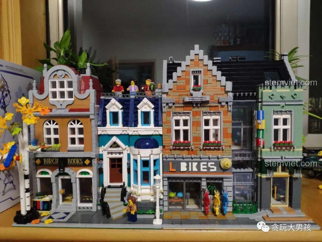 Mô hình Leier 10004 Cửa hàng xe đạp được đặt cạnh một bộ tòa nhà khác, tạo thành một khu phố.