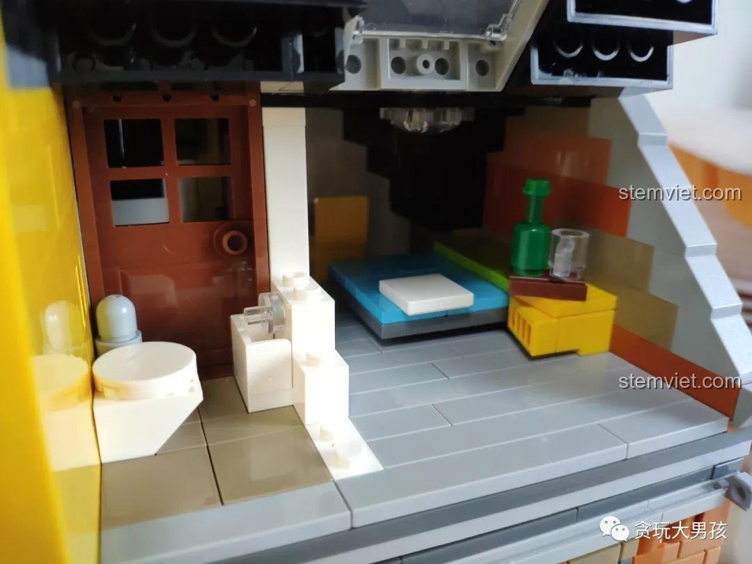 Phòng ngủ lớn trên tầng 3 của bộ Leier 10004, với giường đôi và các vật dụng trang trí.