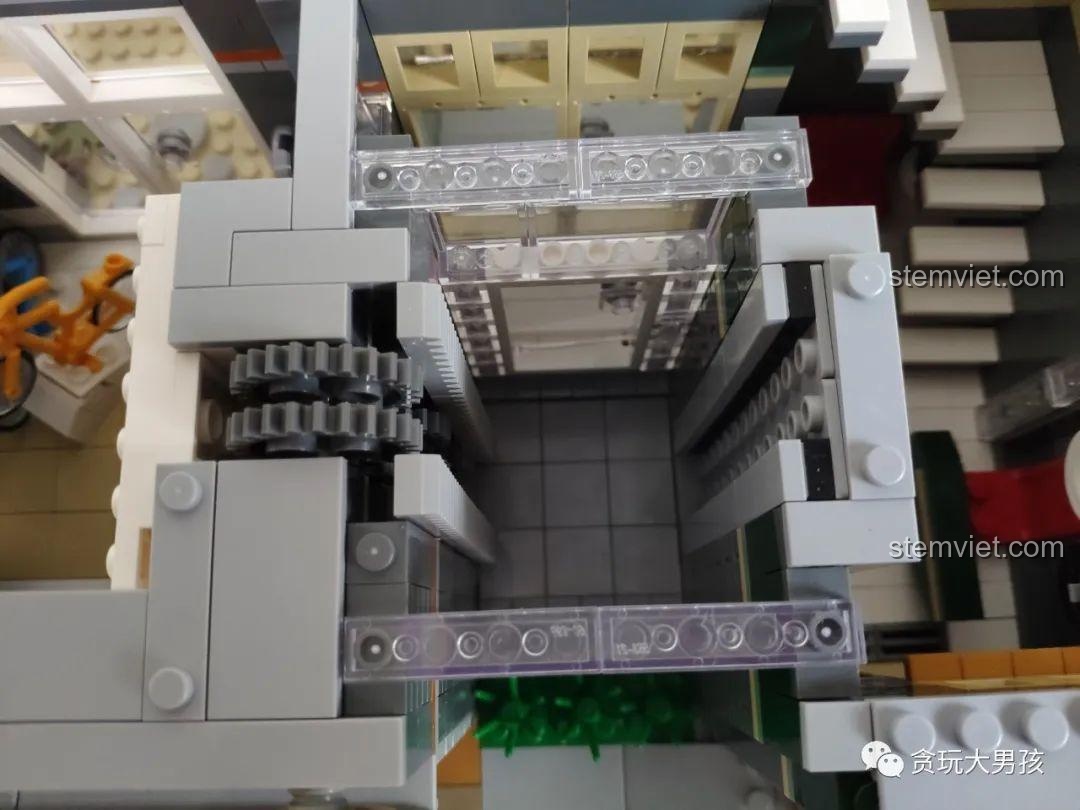 Cấu trúc thang máy đã bị thay đổi trong bộ Leier 10004, ảnh hưởng đến cơ chế hoạt động.