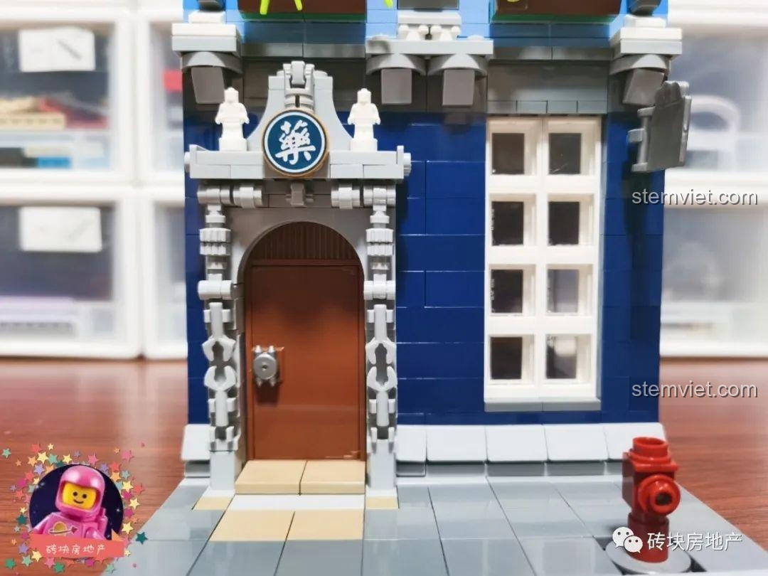 Mặt tiền tầng một của bộ lắp ráp Leier 10004 Tòa nhà Hiệu Thuốc Cổ Điển với các chi tiết phù điêu và cửa ra vào tinh xảo.