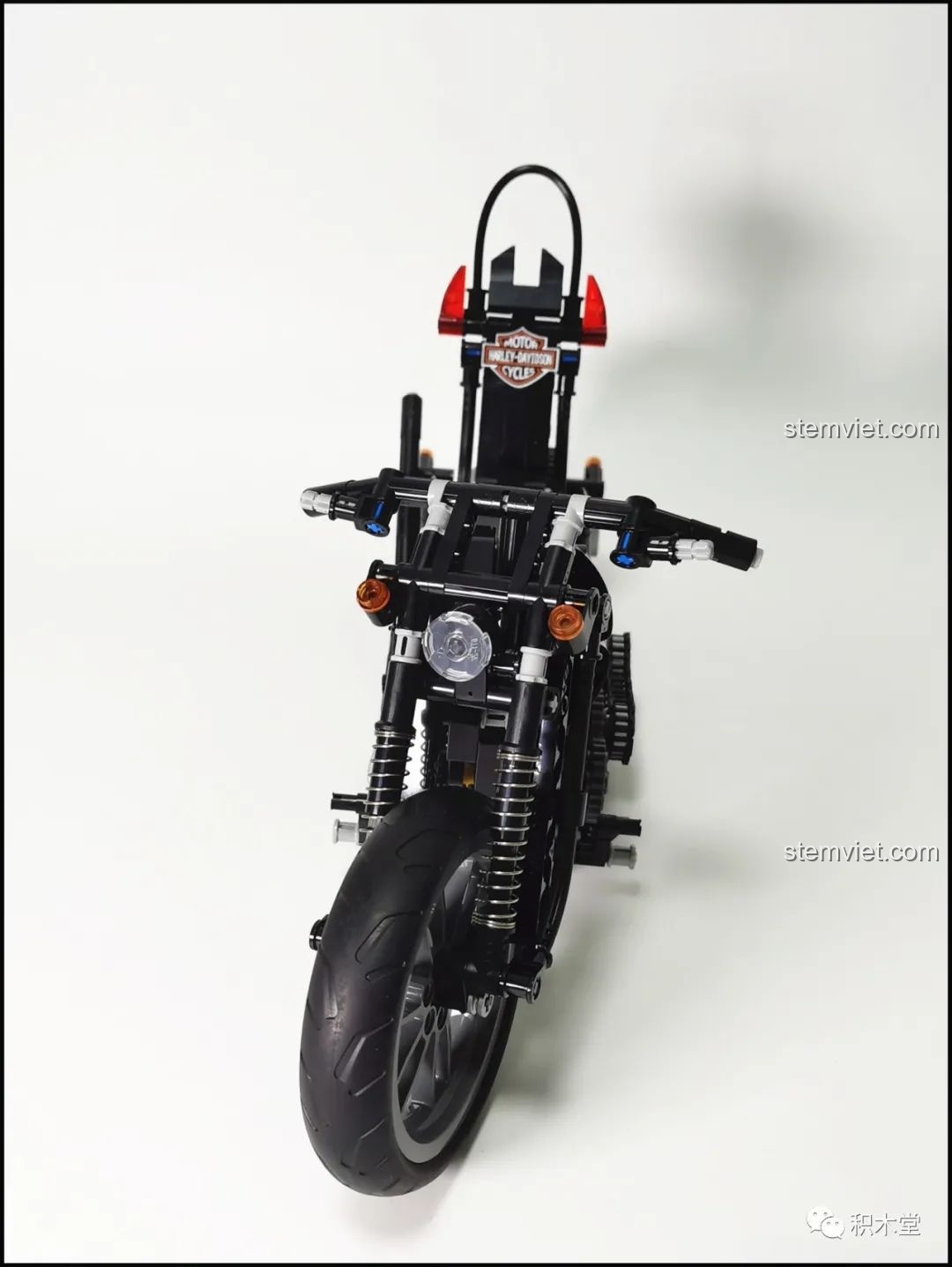 Góc nhìn từ phía trước của mô hình xe máy Harley Knuckle Chopper Lucky Star 50024 đã hoàn thiện.